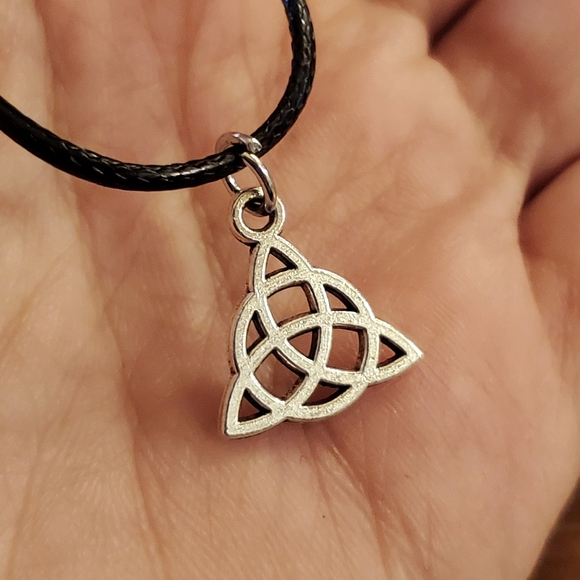 NWOT Celtic Triquetra Necklace - Picture 3 of 4
